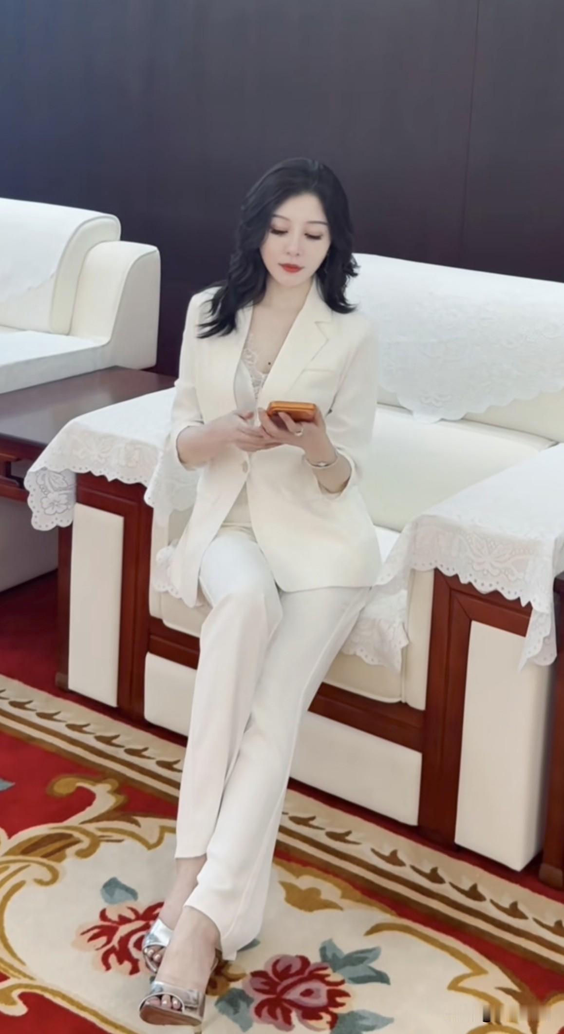 《七律•故知》
作者：转转看到


忽闻好友千里来，
急告妻子备食材。
身未入院