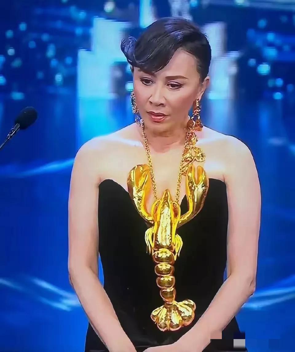 好家伙！刘嘉玲应该是这次香港金像奖最大的亮点了吧！什么金像奖在这个大金链子面前都