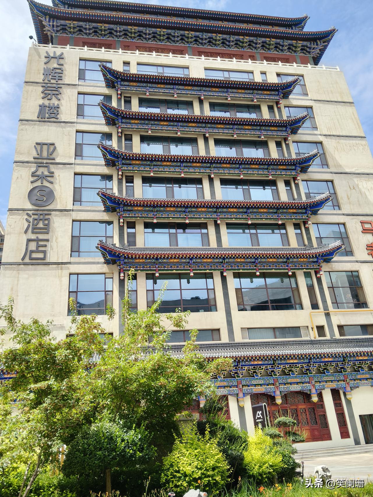 今天去兰州市城关区的万象城，从这里路过发现这个建筑古色古香很有特色，跟一般的商场