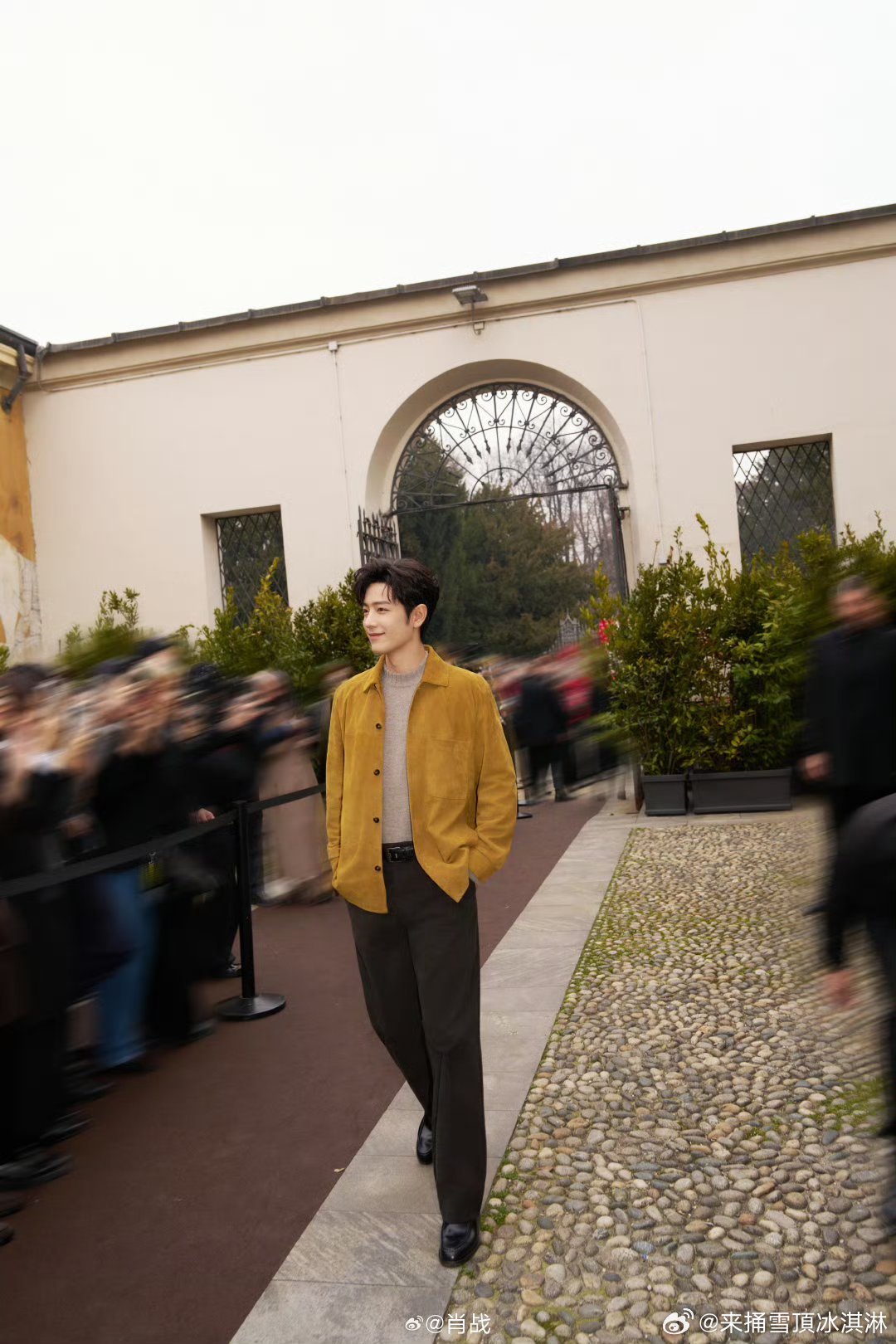 肖战看秀专注度100%肖战最有年味的瞬间也可以 