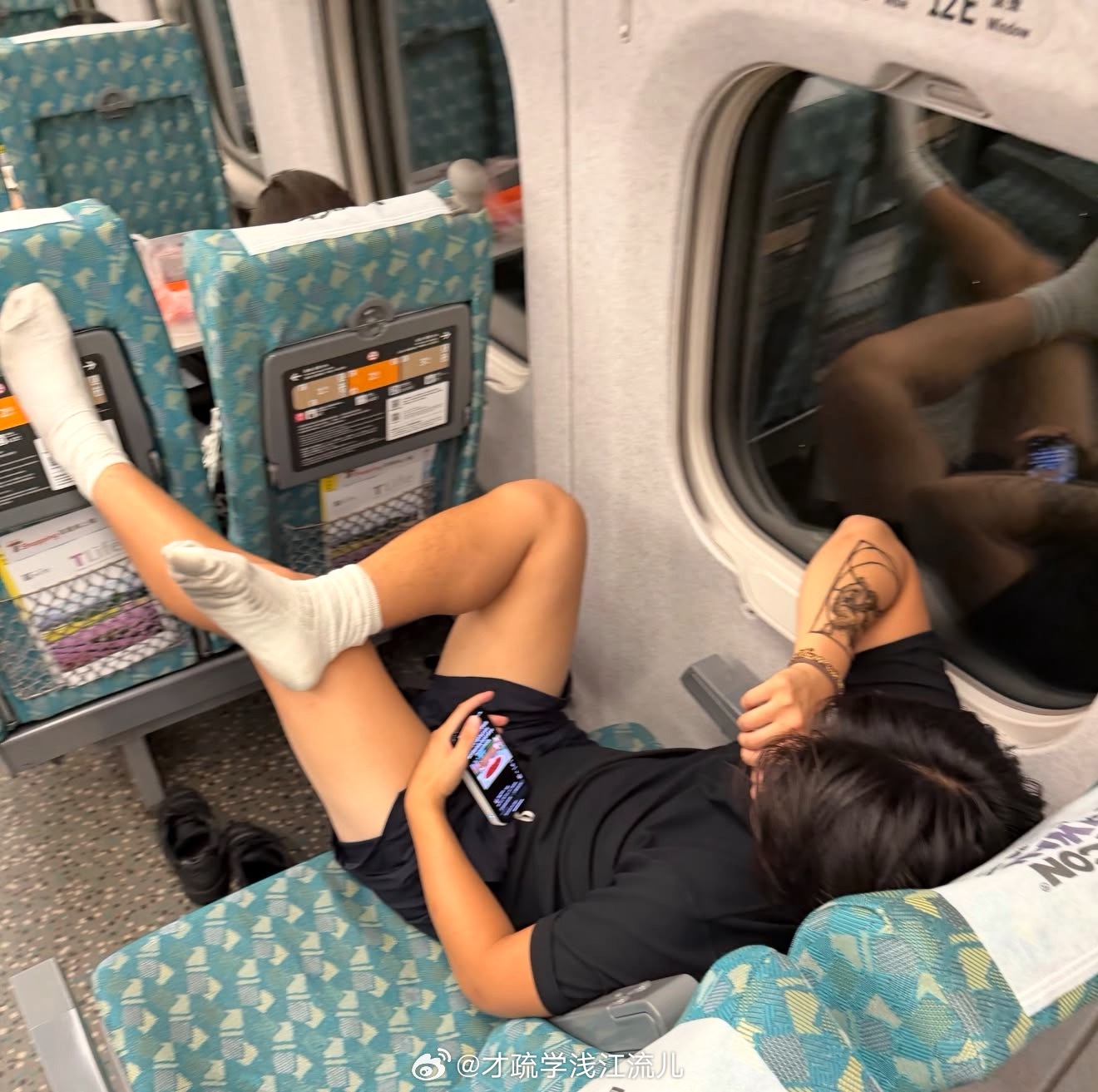 高铁遇到这种情况怎么办？1.闻他2.教育他3.加他绿泡泡 ​​​