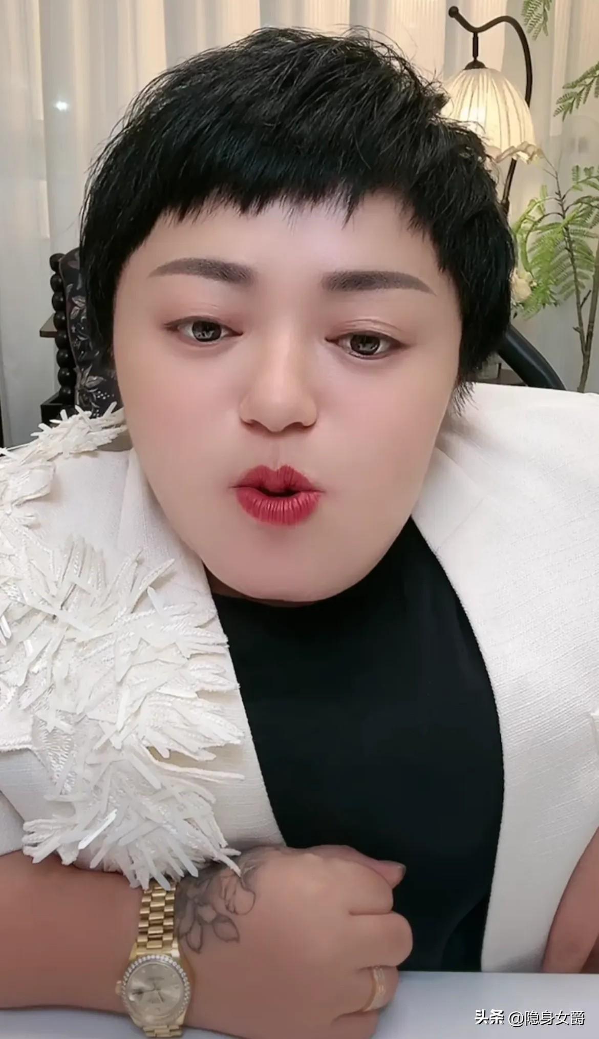 残疾人富婆李喜梅的言行，如果你们接触过那种组团卖唱的残疾人，就能完全理解她的行为
