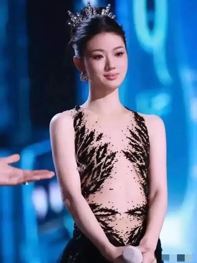 单依纯好声音时期穿着很好看而且能掩盖缺点，近年来越来越剑走偏锋，而且专门照着自己