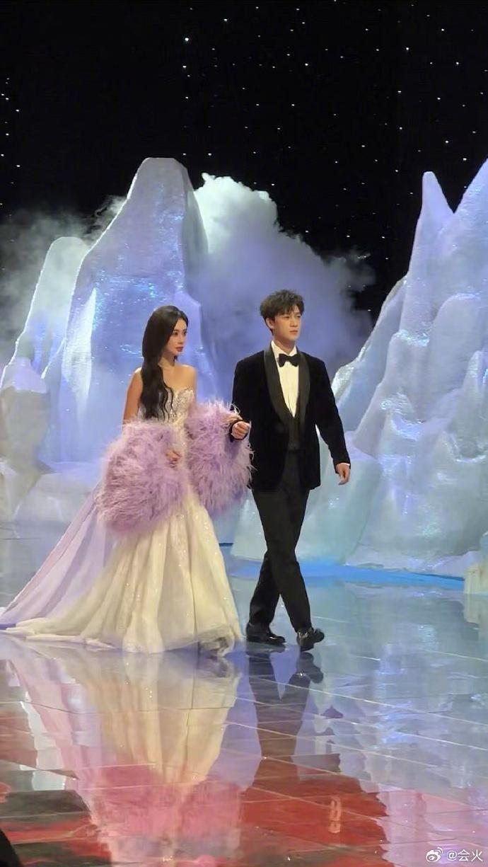 李昀锐眼里有活  李昀锐帮孟子义整理裙尾  孟子义跟李昀锐手牵手走星光大赏红毯，