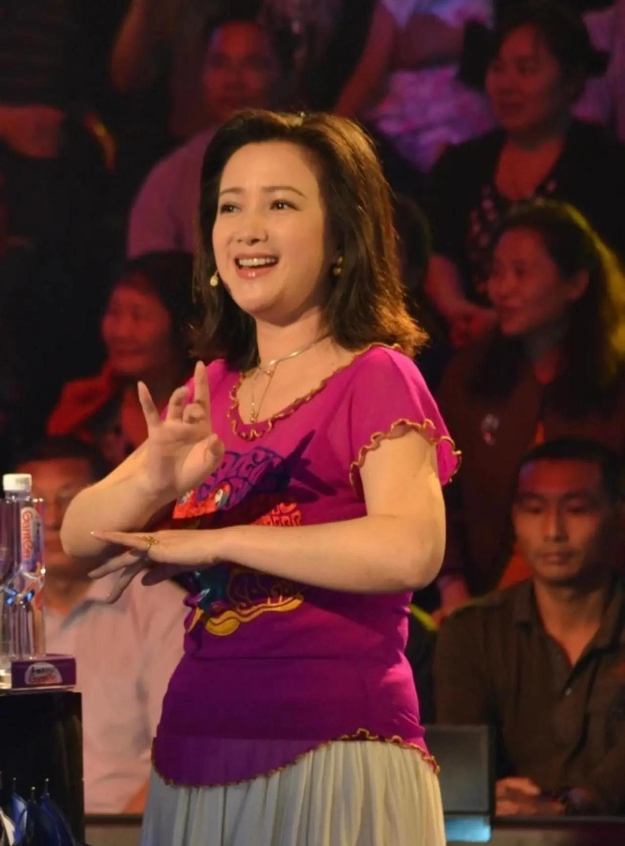 这才是美女！别的都不能算。美女何晴60多岁都发福了，也还是那么美！
#中年女星谁