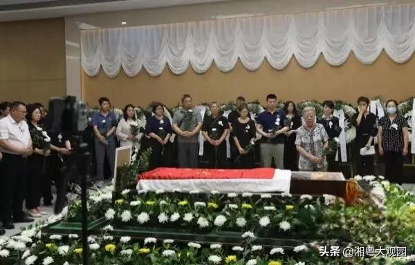 8月11日，胡石英的遗体告别仪式在殡仪馆举行，各界人士来到现场送别胡石英！

胡