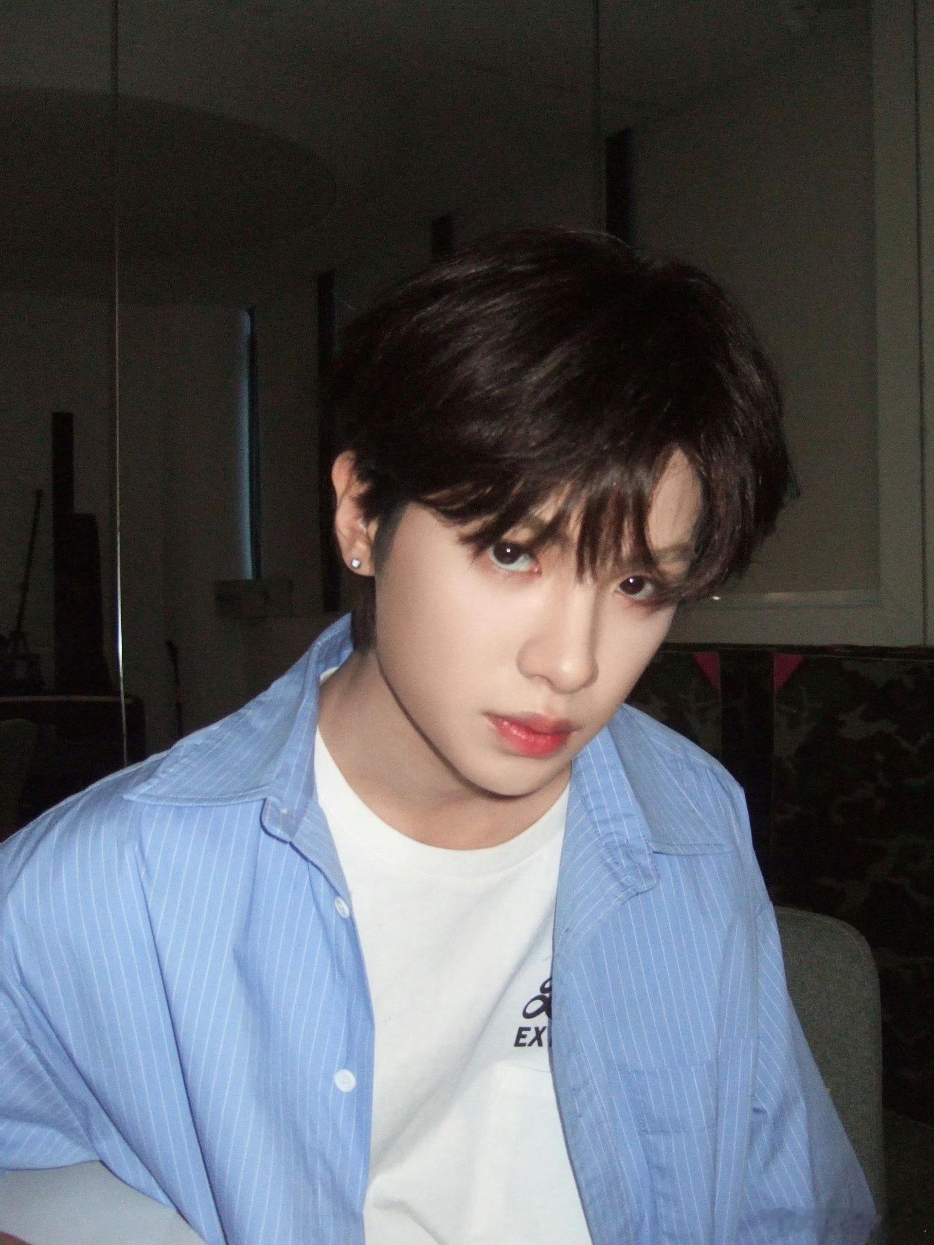 #黄明昊夏至营业照#黄明昊🍠夏至营业照来啦[送花花]是蓝衣夏日清爽小帅哥没错啦