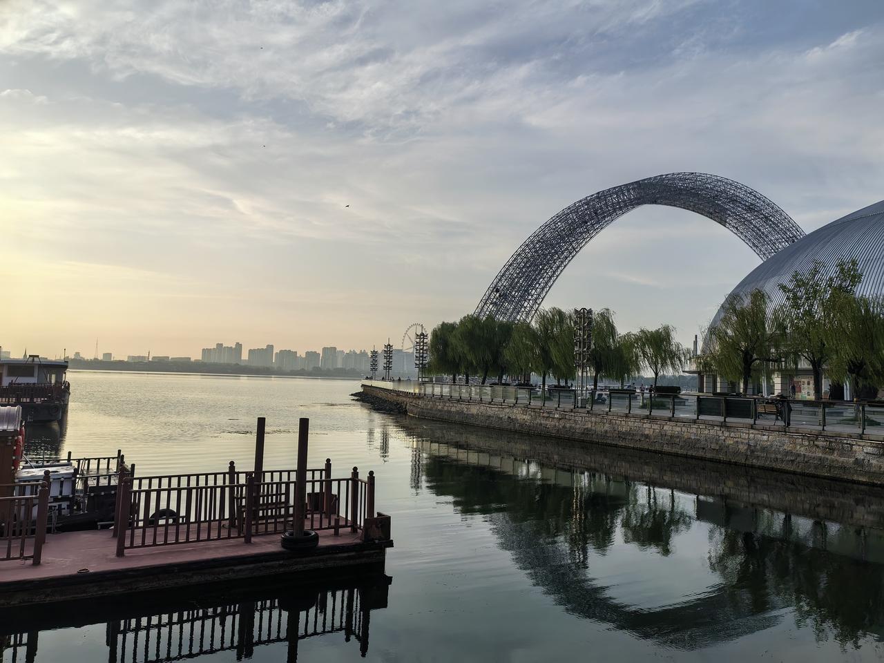 今晨六点湖边转，
空气清新秋凉鲜。
终于喜享季节美，
脚底轻快心情欢。
人生美好