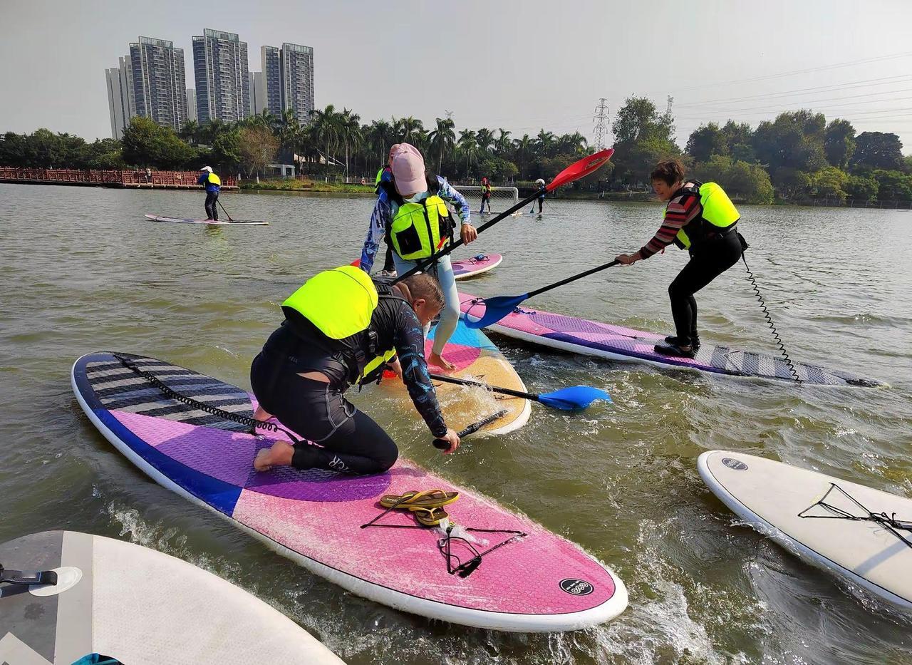 桨板球（SUP Polo）集速度，力量，趣味于一身，运用桨板的诸多技巧，高度团队