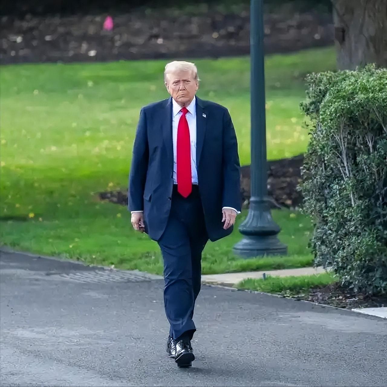 谁也没想到，特朗普赌上政治前途对伊朗发动的“斩首行动”，最终竟让自己陷入进退两难