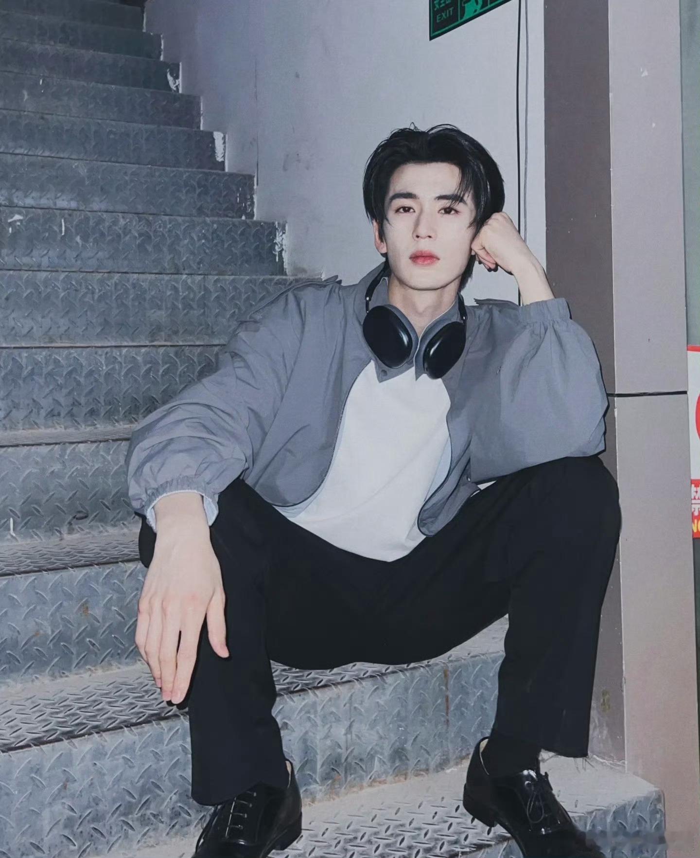 张凌赫再出现张凌赫楼梯live撕漫男张凌赫再出现，爱了爱了，[哇][哇][哇] 