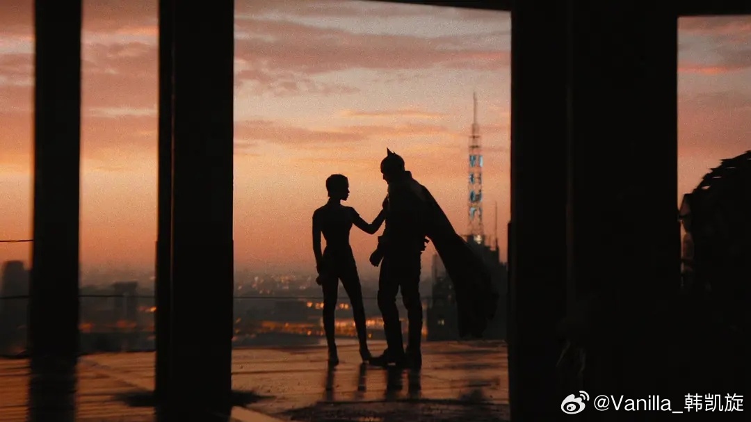 影坛快讯:电影《新蝙蝠侠2》将于六月在伦敦开拍。罗伯特·帕丁森回归，斯嘉丽·约翰