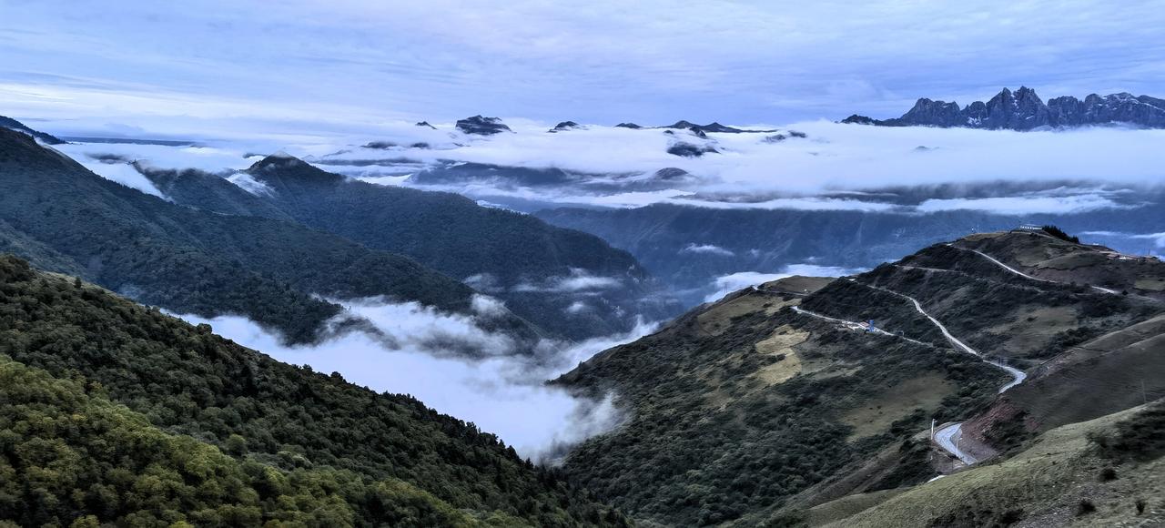 腊子口云海环绕，山峦若隐若现。