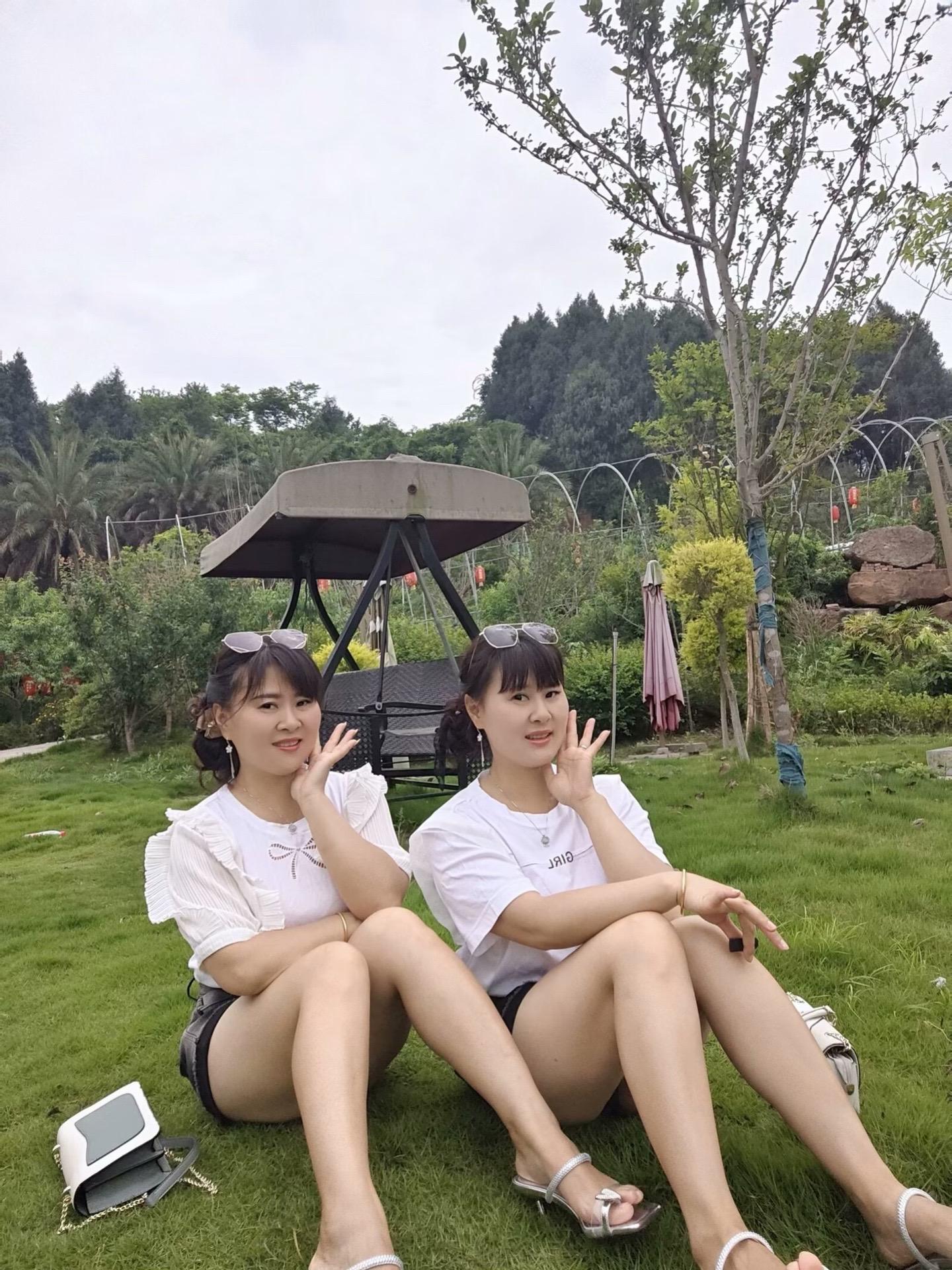 有一种幸福你是妹妹我是姐姐，有幸与你同一天生日，承蒙厚爱有你相伴，我们一起出生一起长大，一起住过最贵的房子，往后余生一起幸福下去，祝我们520生日快乐！