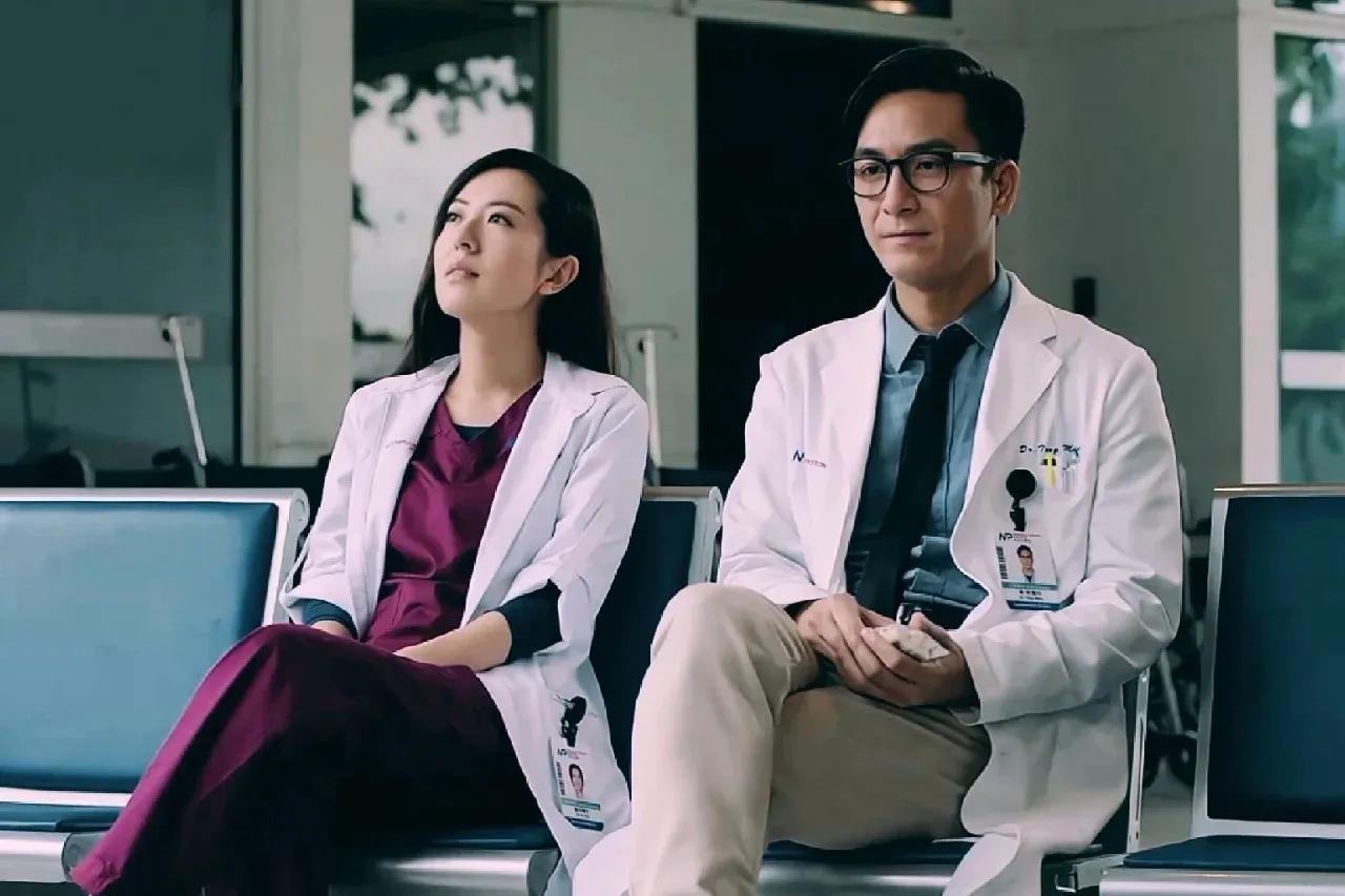 爱不爱，是不是很明显！
这是《白色强人》第九集的画面，马国明和唐诗咏主演的医疗剧