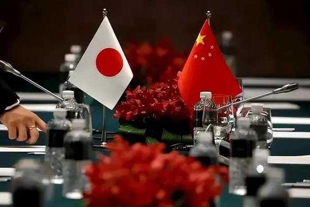 日本为啥敢盼着跟中国开战？千年幻觉：战场只烧别人家，自己永远安全！
 
日本不怕