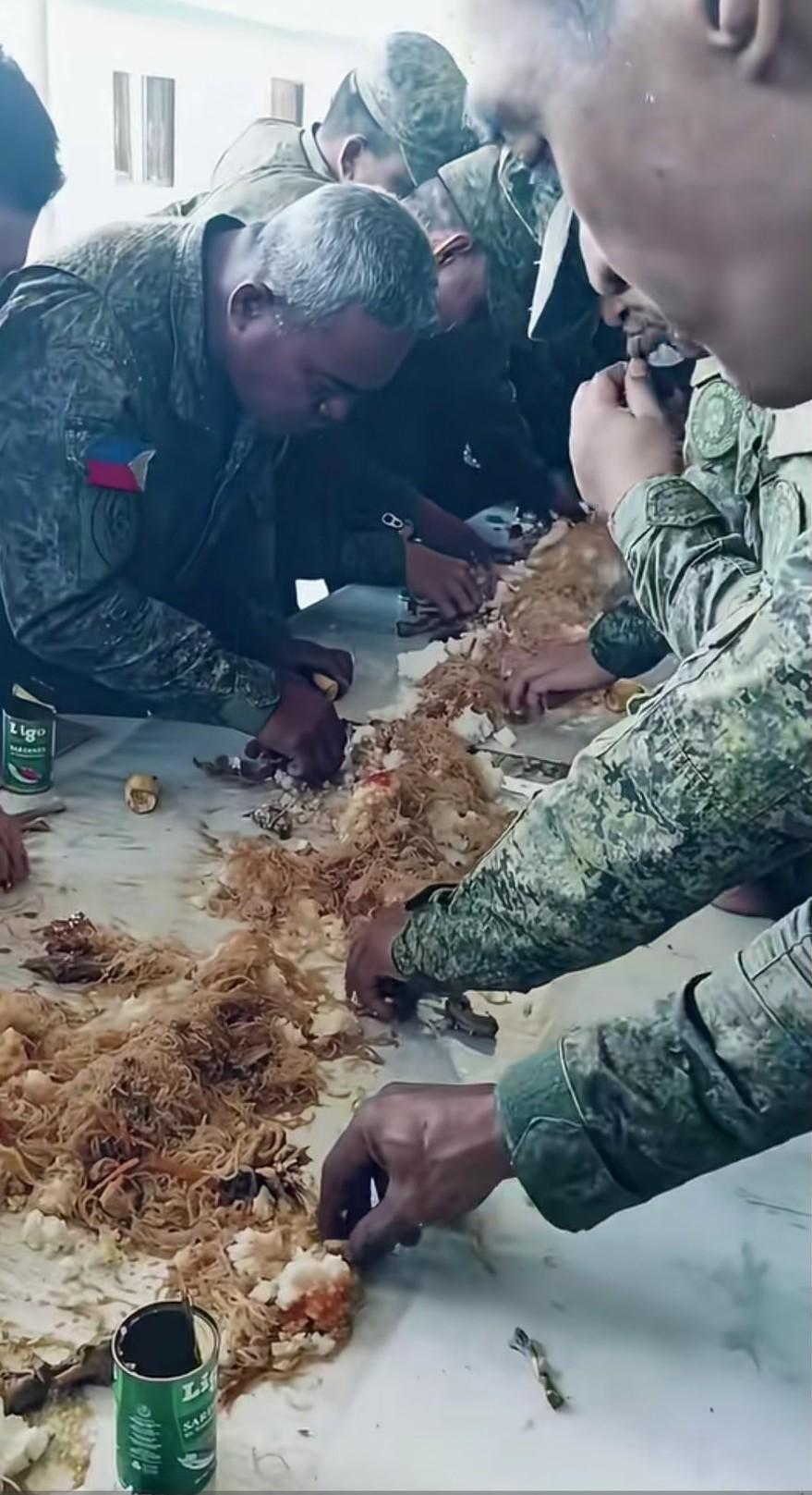 不要小看阿三的文化影响力，最近流出菲律宾士兵吃饭的场景，全部用手吃饭，食物倾倒没
