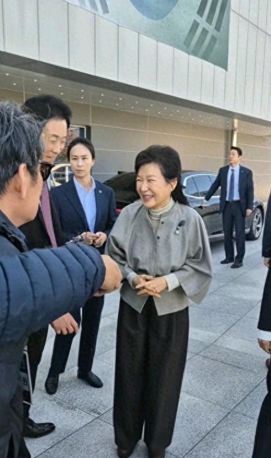 朴槿惠晚年生活：住大别墅围墙10米高，出门有知己柳荣夏寸步不离。

麻烦看官老爷