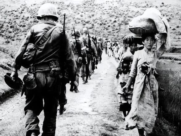 1951年，朝鲜战场上，由泰国王室挂帅的泰国皇家禁卫军，开着坦克扬言要教志愿军做
