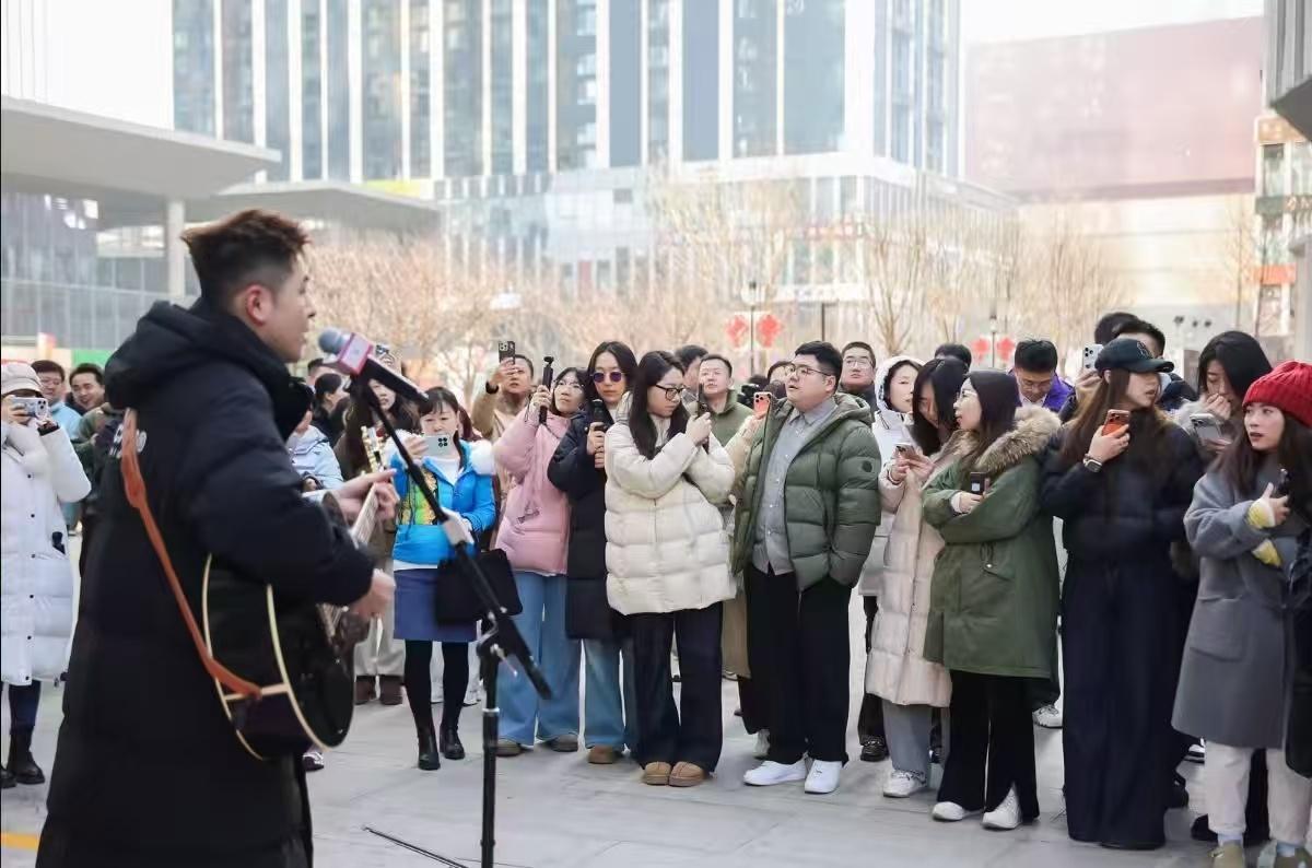 老狼歌迷把便利店挤成内场了老狼是中国校园民谣的代表性人物，他的歌曲陪伴了几代人的