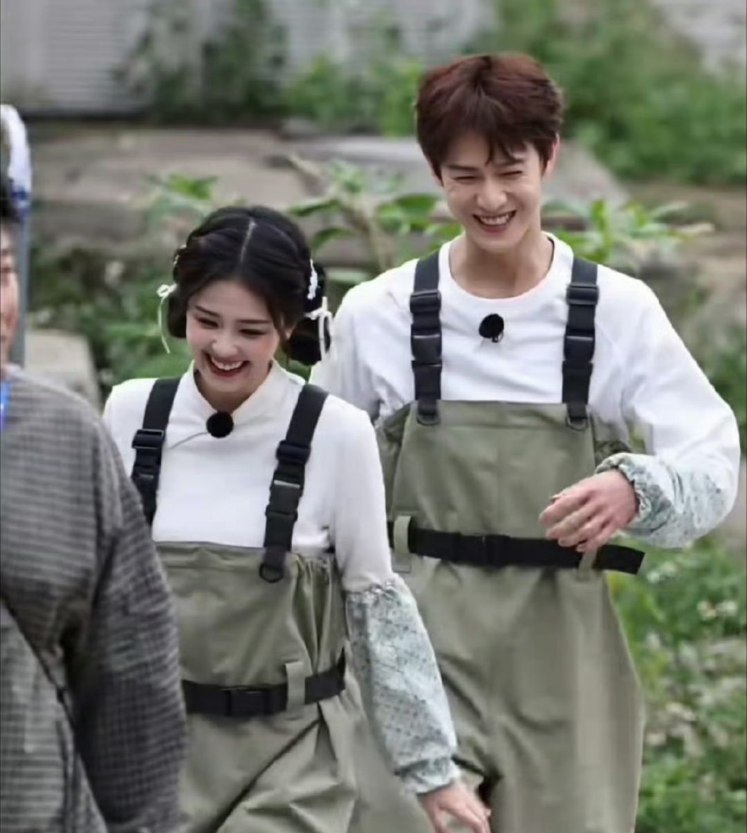 网友开始嗑李昀锐和白鹿这届网友的嗑糖雷达真的太快了，CP名和产出都安排上了😂 