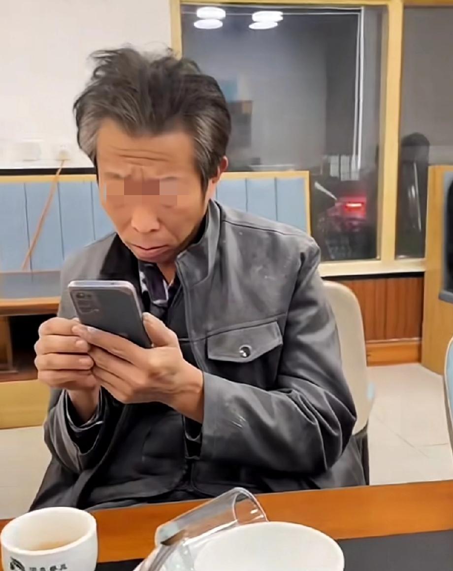 女子晒出自己43岁的老公花白的头发，看着像63岁的老头。

为了给儿子挣彩礼钱，