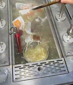 面馆曝光了，煮面桶不仅煮面条，还放着各种带包装袋的酱料。

这些包装袋长时间在高