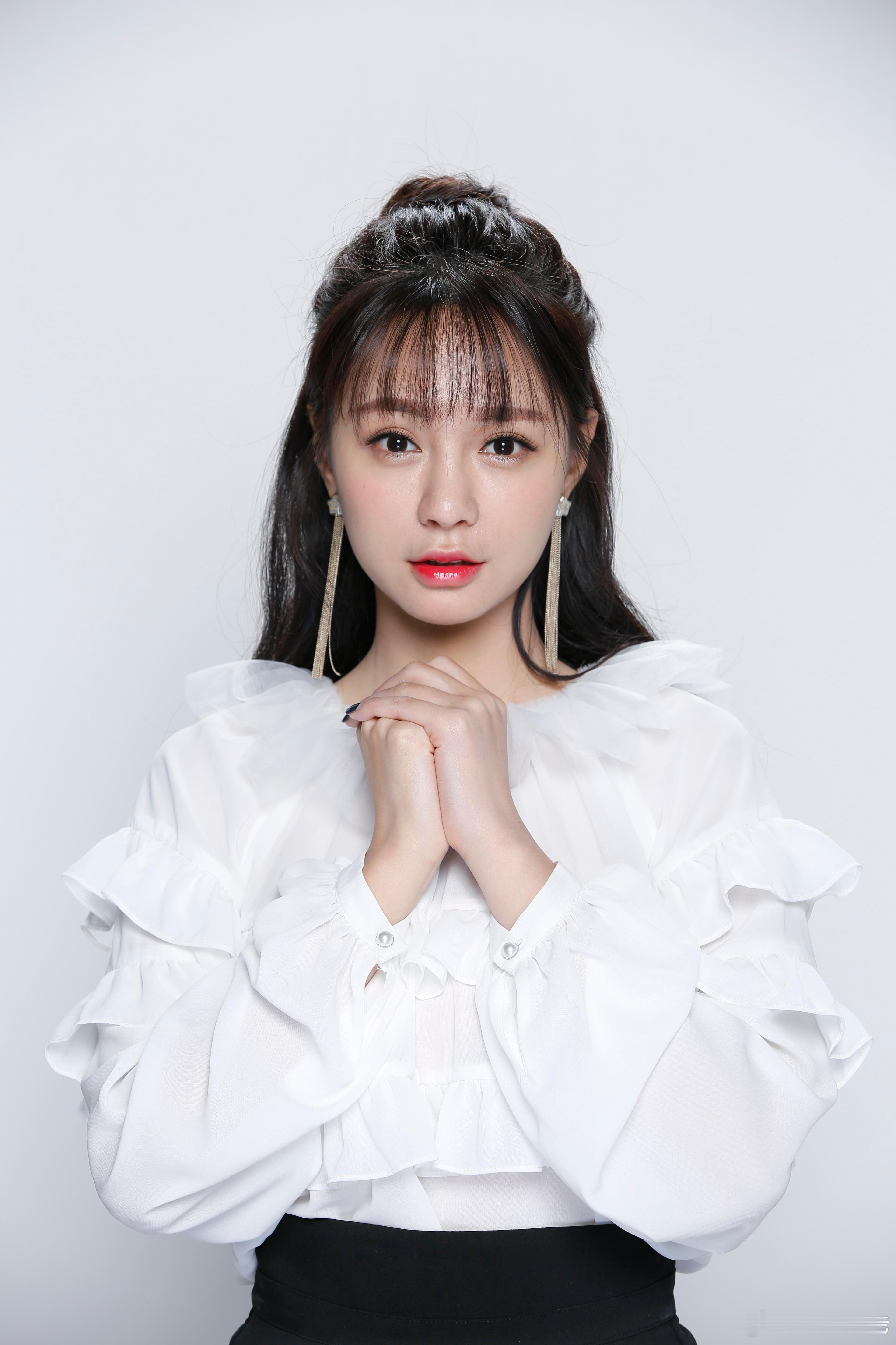 沈梦辰早期原相机直拍生图青涩模样也极好看的 ​​​