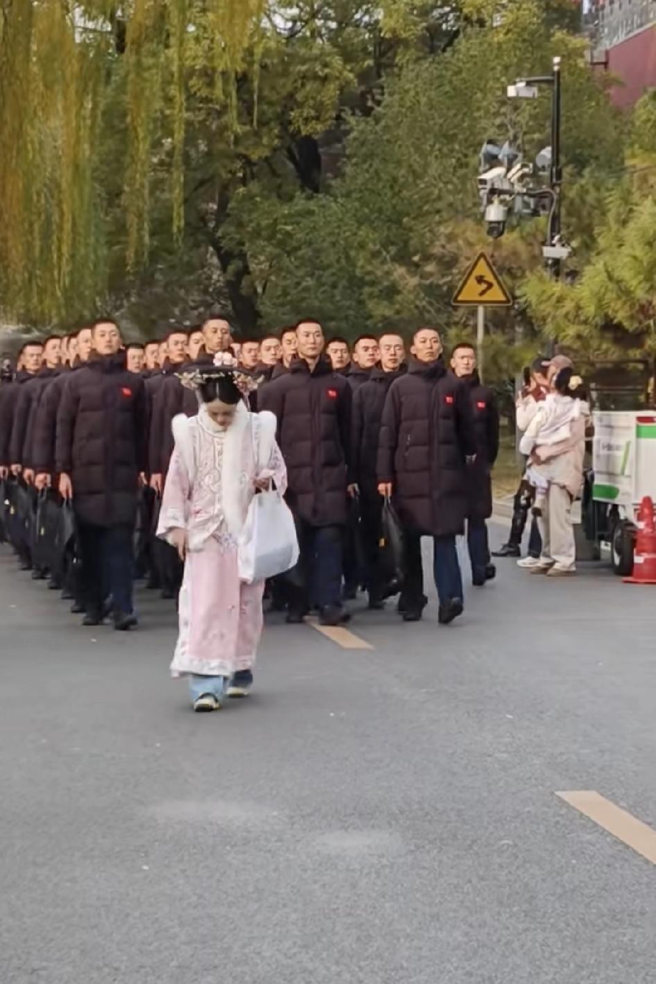 她听不见整齐的脚步声吗? 关键她还一脸不耐烦的让，影响社会风气，还从裤兜里挖出一