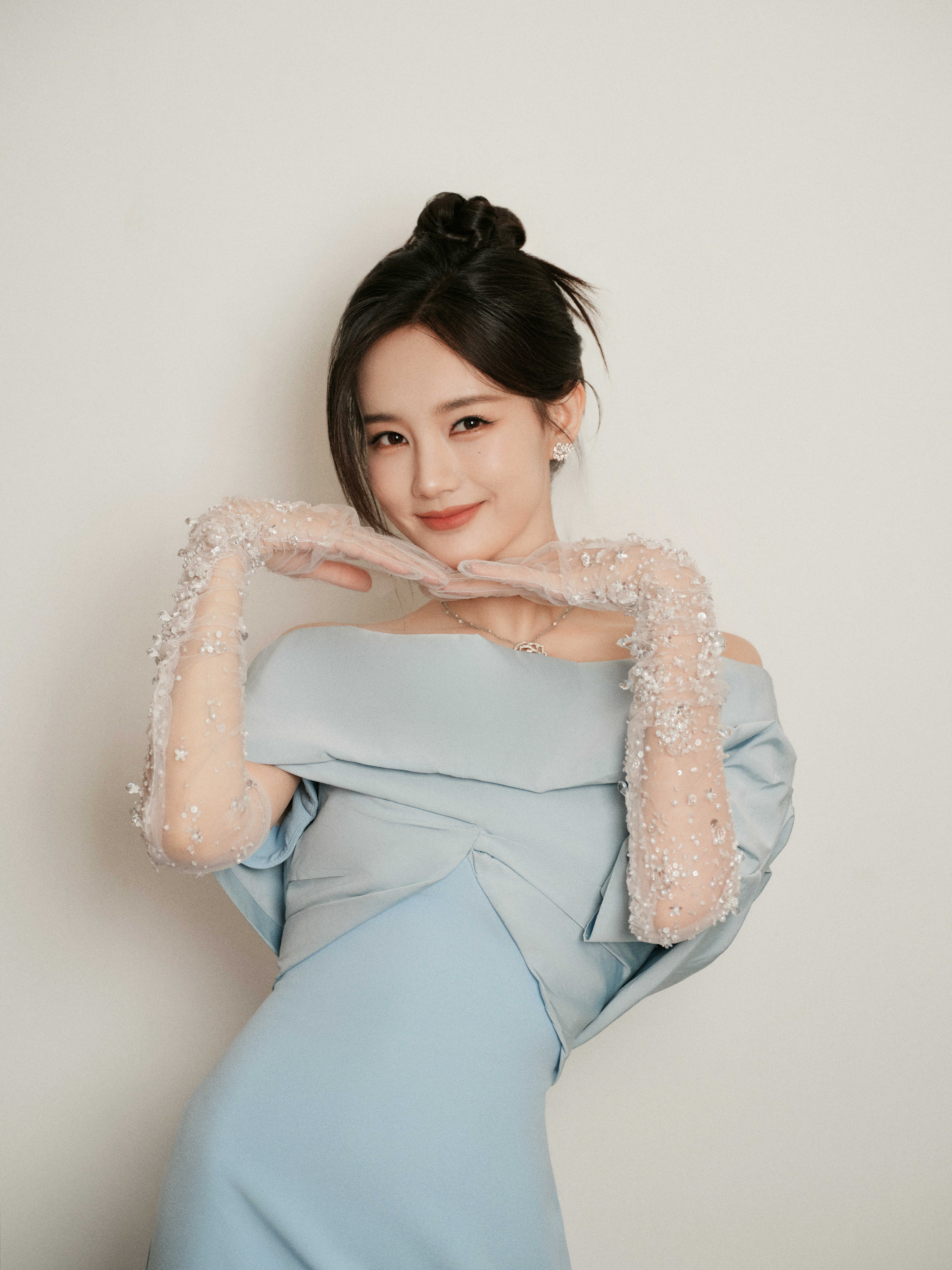 李一桐  一袭缎面淡蓝长裙，纯粹恒久，柔和隐贵。#李一桐[超话]# ​​​