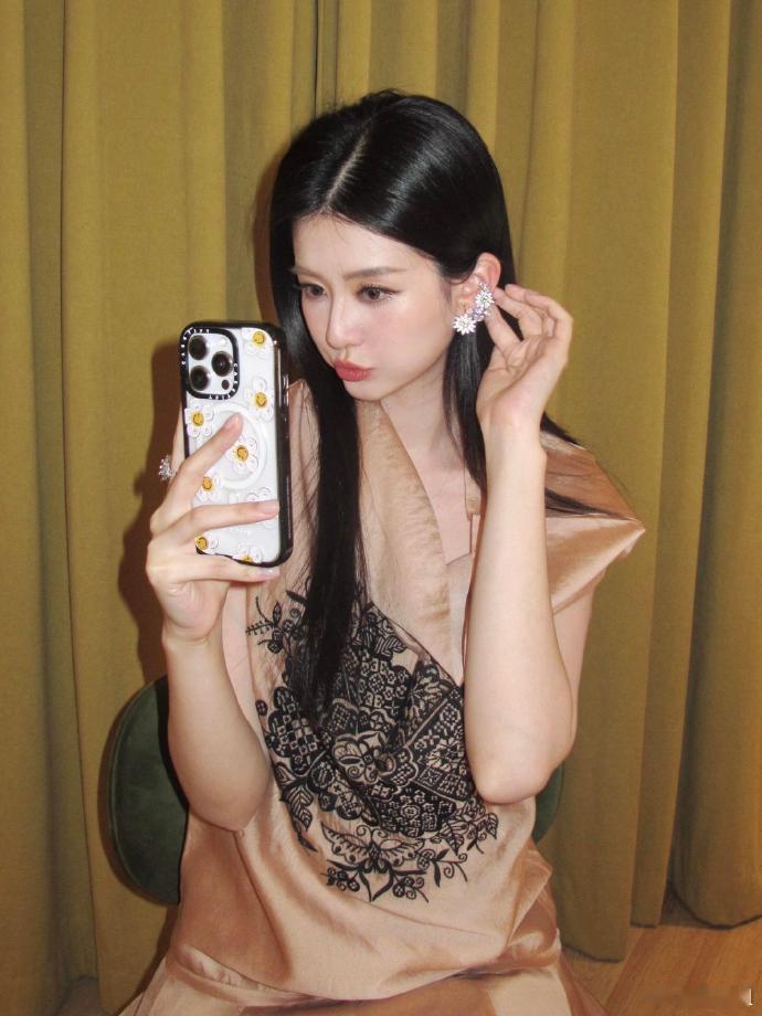 乔欣婚后妈妈级别的  乔欣婚后变得好温柔 细看乔欣婚后每一组镜头，变化藏在细微的