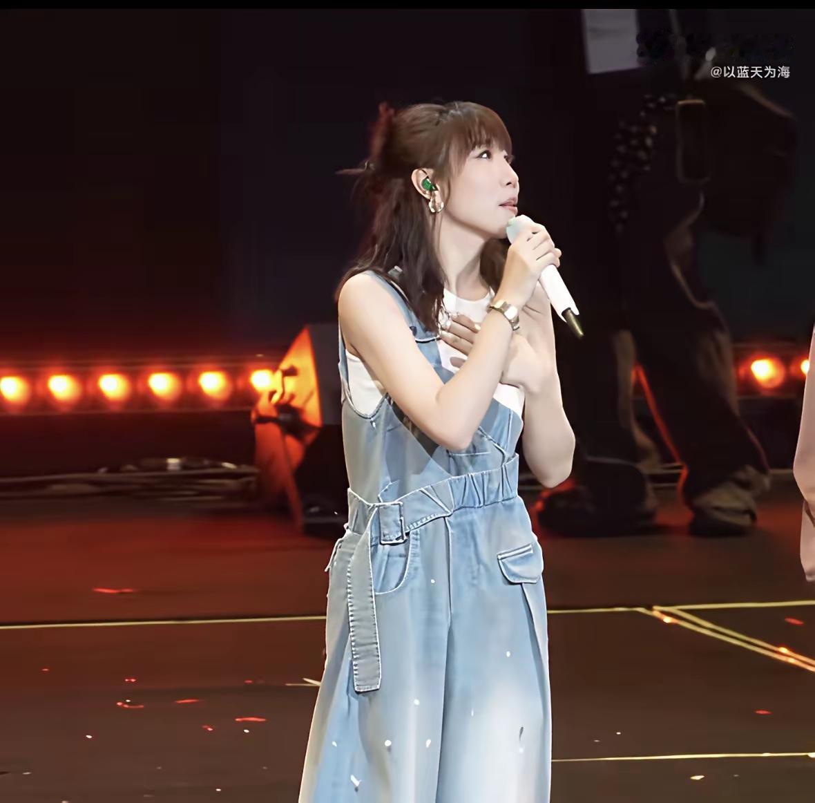 王菲送花篮祝福任素汐演唱会：最好的关系，是精神层面的惺惺相惜
 
任素汐北京五棵