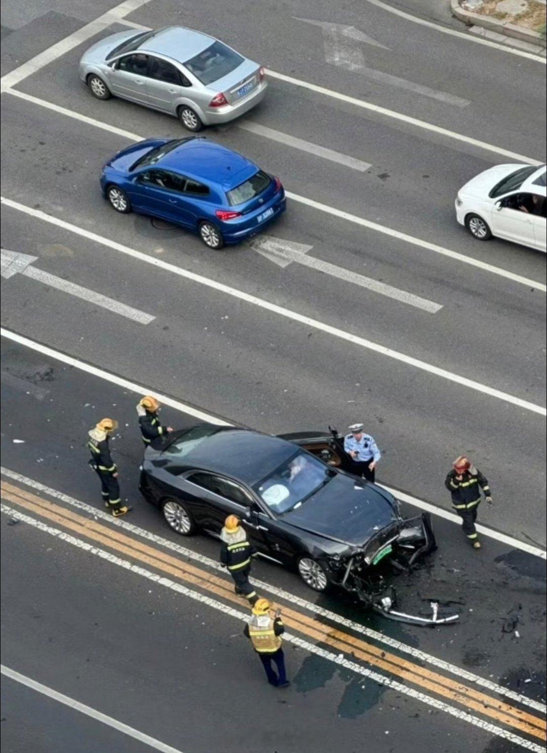 陈震劳斯莱斯发生车祸 真心希望这场事故里所有人都平平安安！毕竟“道路千万条，安全