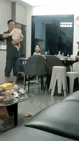 有这么看孩子的吗？
这位爸爸看来也是个雏儿，不称职爸爸，不会看孩子的爹地，估计在