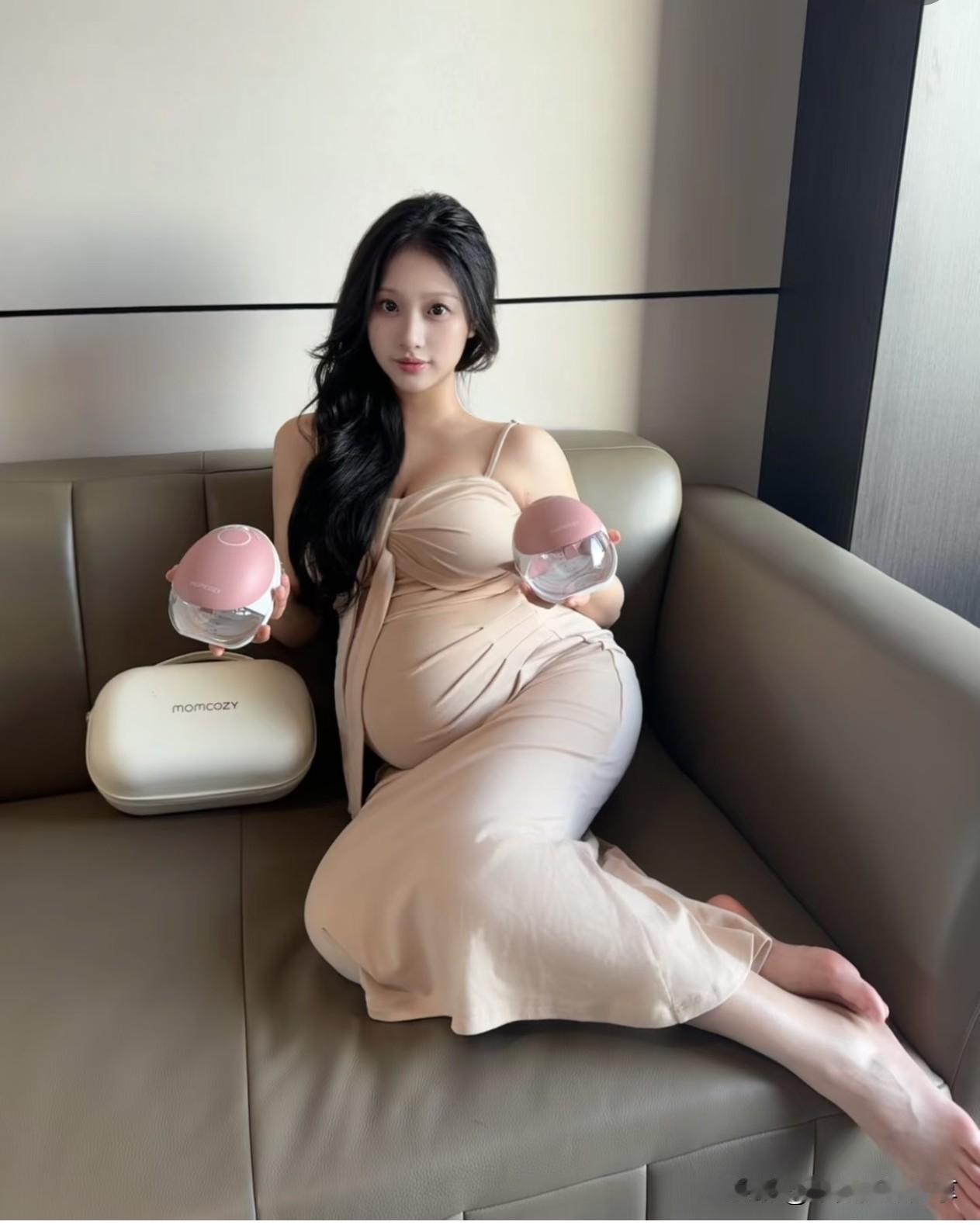 孕期时尚穿搭，优雅孕妈与萌宠相伴