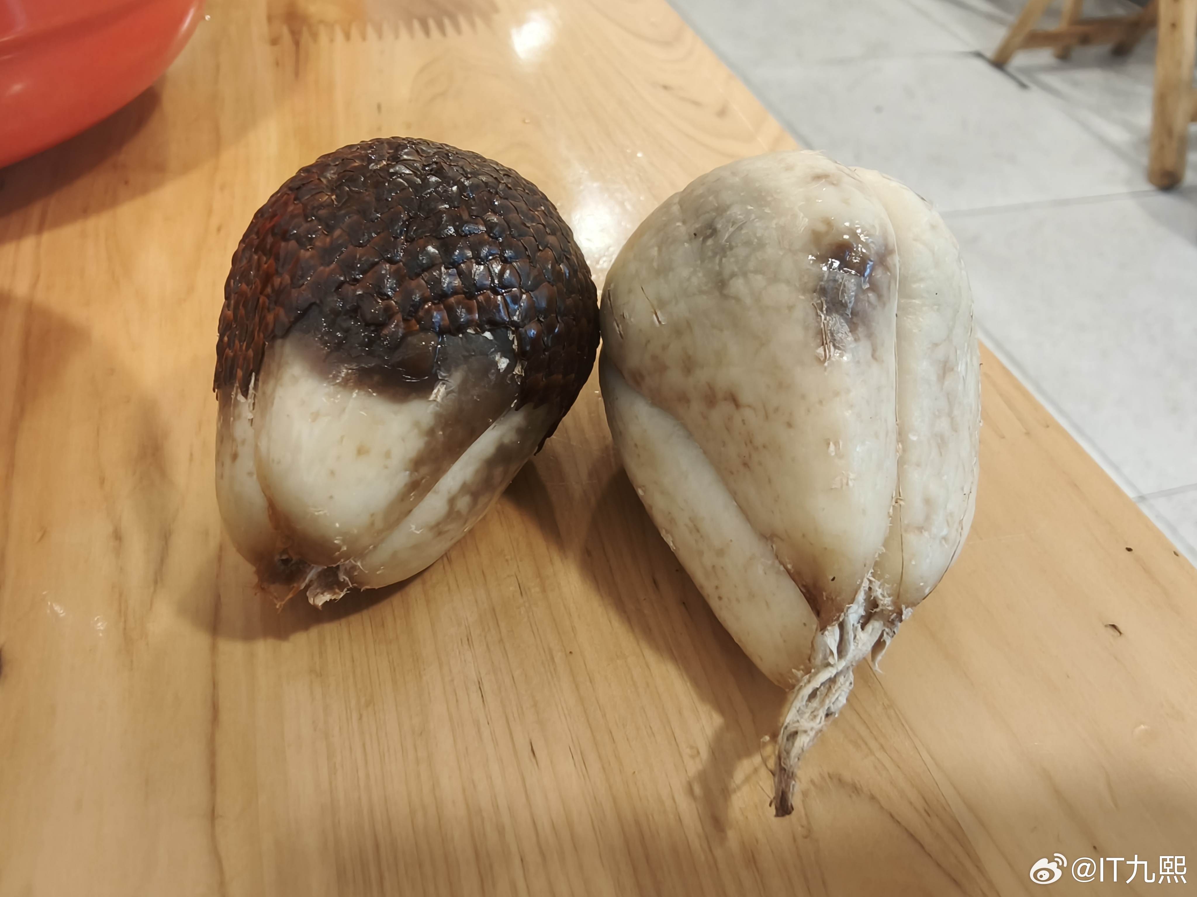 以后再也不卖地摊上的水果了，剥开两个蛇皮果，全都是坏的