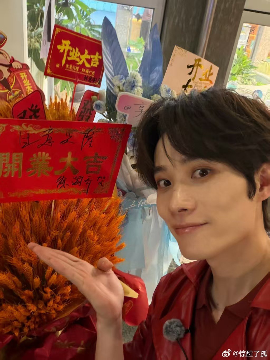  被井胧的神仙友情狠狠戳中！《风华合伙人》酒吧开业，披哥们花 篮排面拉满，双向奔