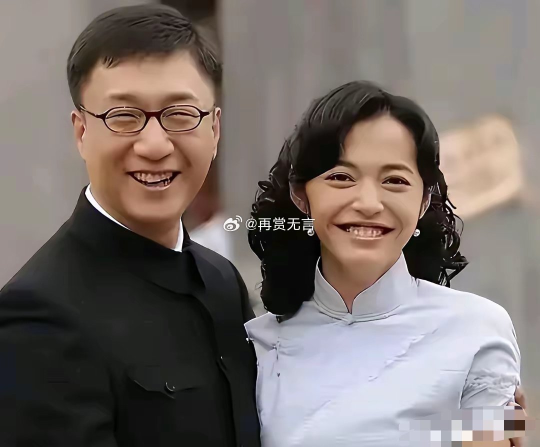 “有件事觉得挺费解。姚晨其貌不扬，算不上传统意义上的美女，绯闻也挺丰富，可身边的