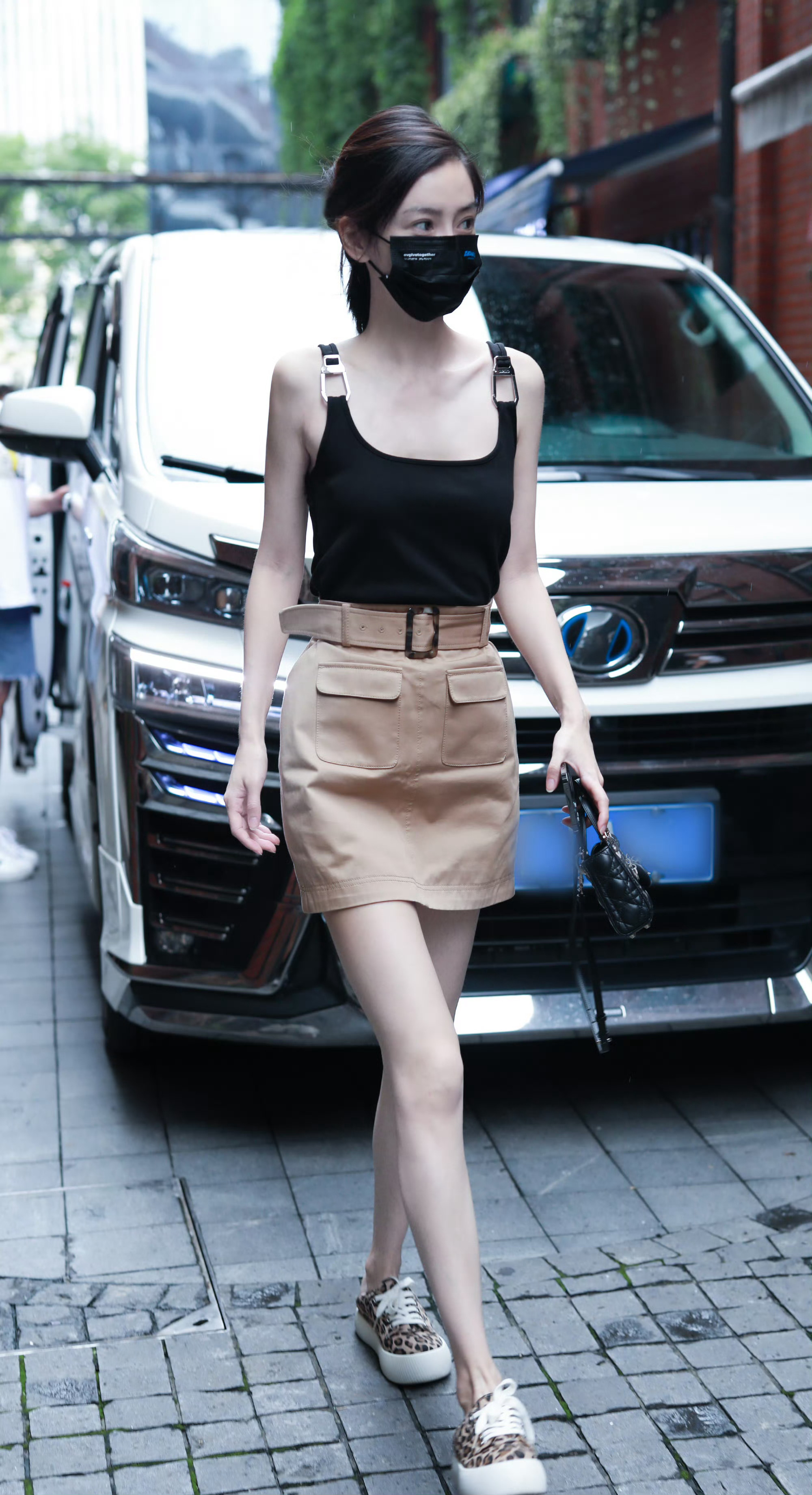 angelababy angelababy  “你是被光偏爱的，你的名字燃起我永