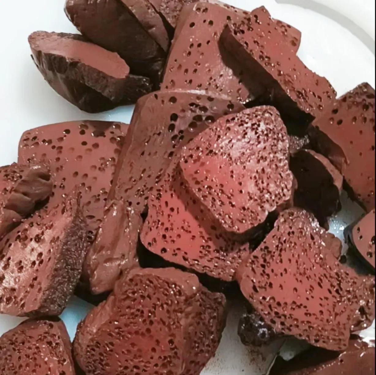 这个猪血能吃吗？ 下午有个亲戚来家里送请帖，她家儿子月底结婚，来的时候给带了三四