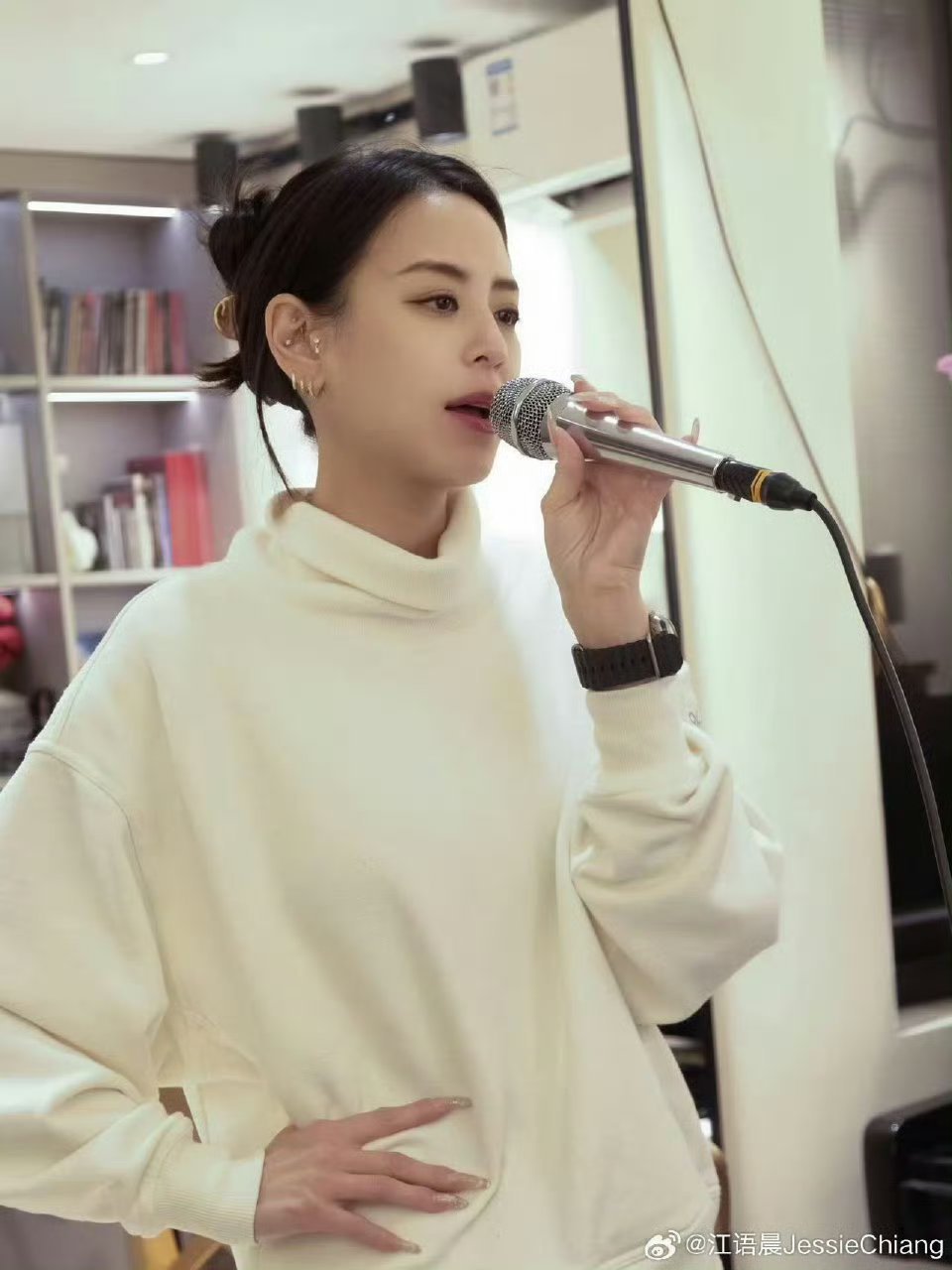 江语晨最后一页全场大合唱啊啊啊江语晨好美啊，虽然姐姐唱歌有点太紧张跑调了但是不影