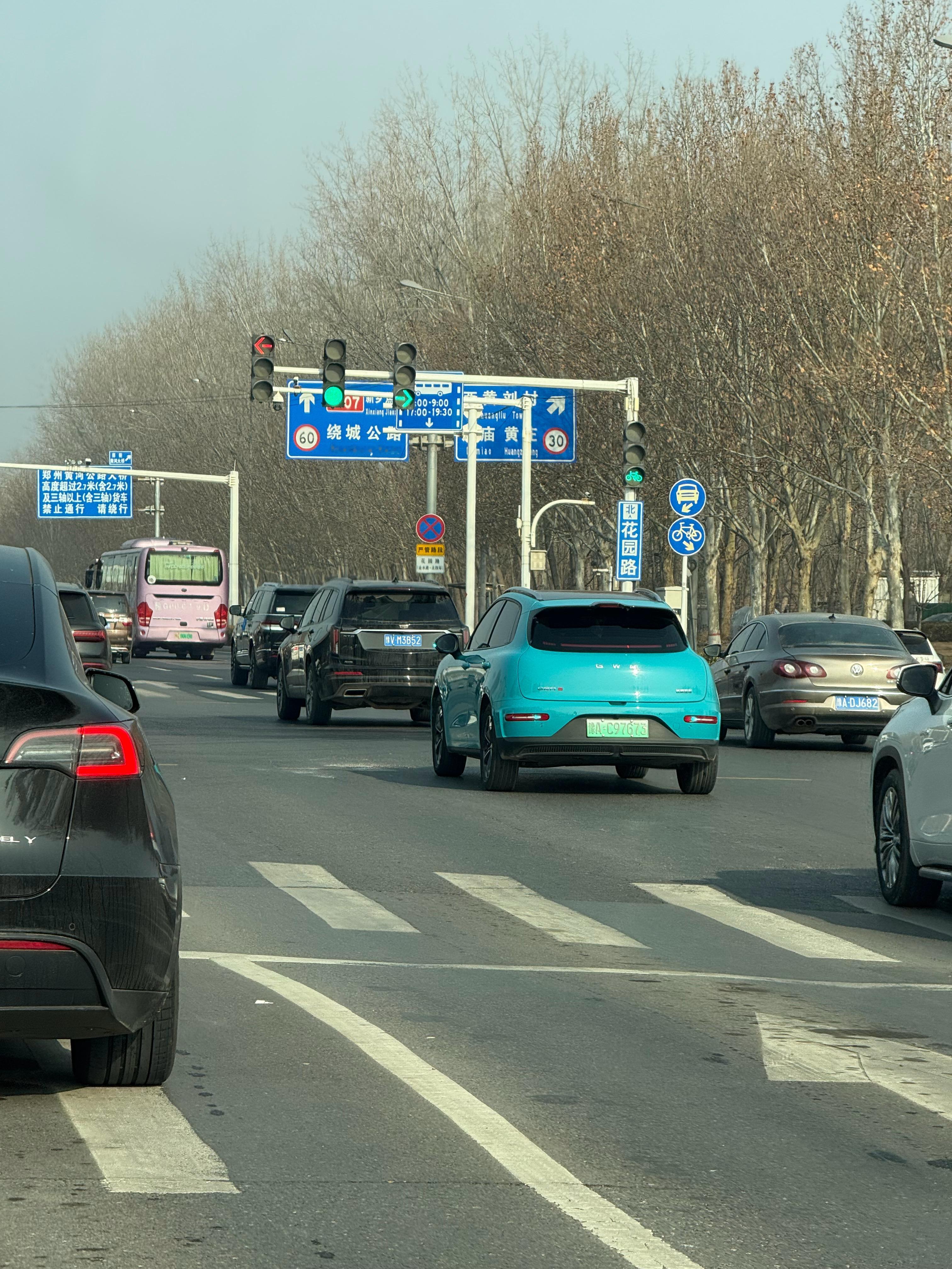 新款欧拉也上了小蓝灯…这波蓝灯狂潮由理想引领，由鸿蒙扩大影响…但我听说之前二者还