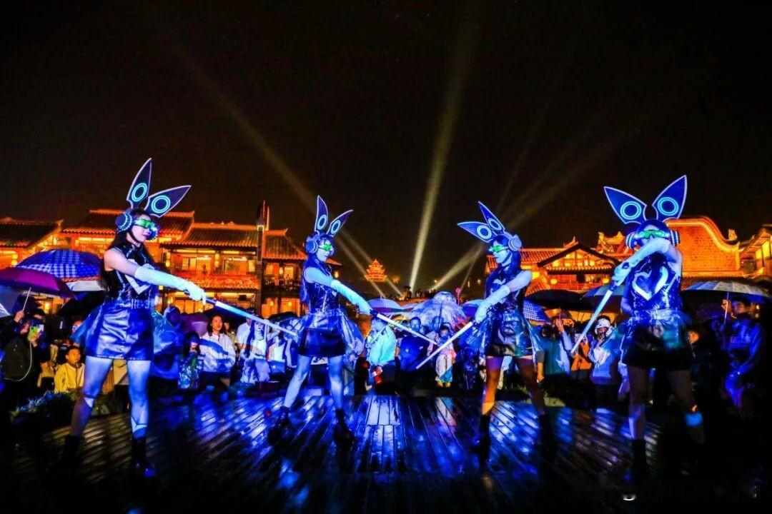 李庄古镇累计接待游客33.80万人次，同比上涨27.08%，单日客流最高峰达9.