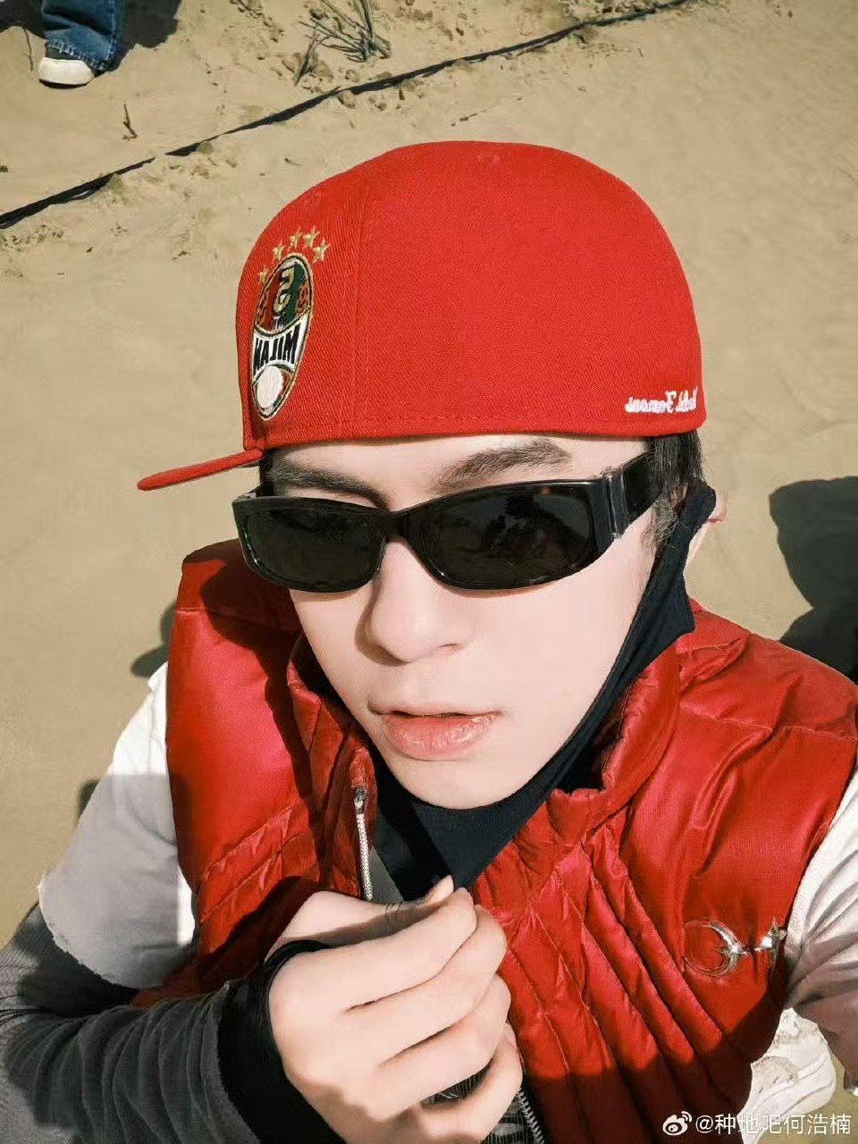 何浩楠期待沙漠开出花何浩楠还有很多红色的帅衣服 何浩楠期待沙漠开出花 