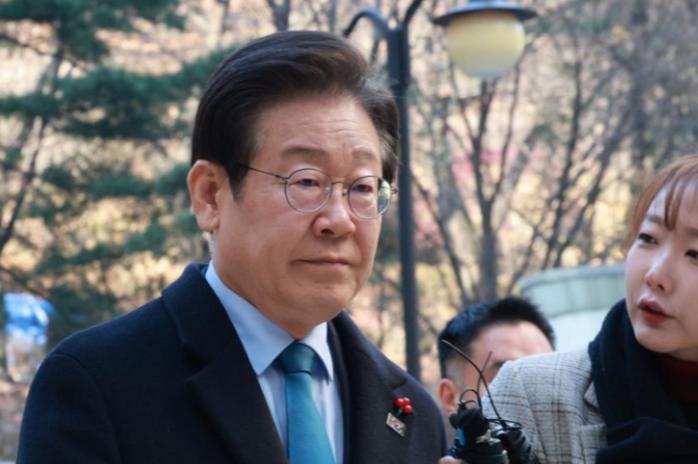 韩国政坛这回是真的要变天了！谁能想到，刚刚坐稳总统宝座的李在明，竟然在自己家里被