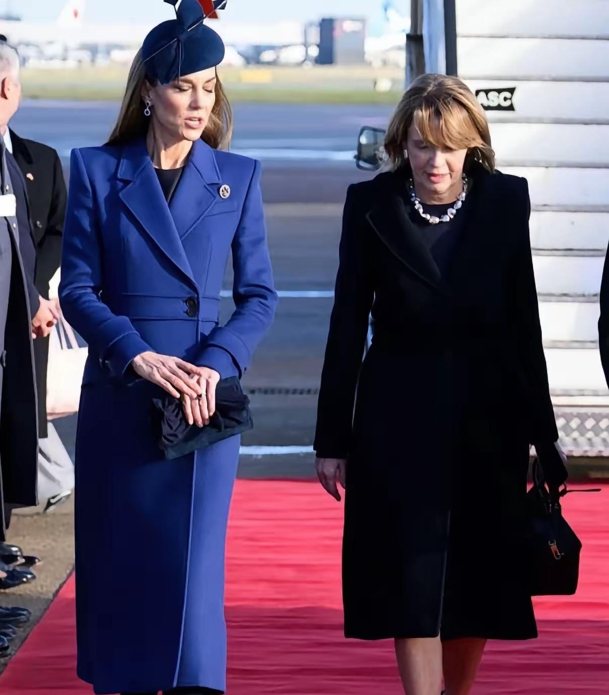 与德国总统夫人同台，凯特居然输了！
12月3日，凯特和威廉代表王室，接待了远道而