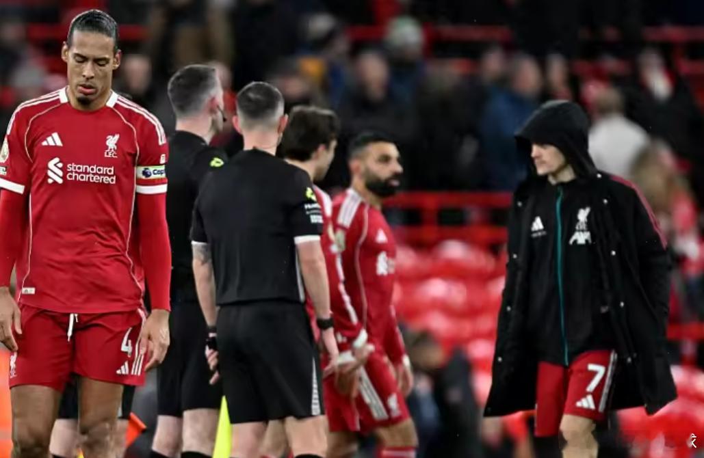 在刚刚结束的一场英超联赛中，利物浦1-1遭热刺绝平，球队再度在全场补时阶段丢球，