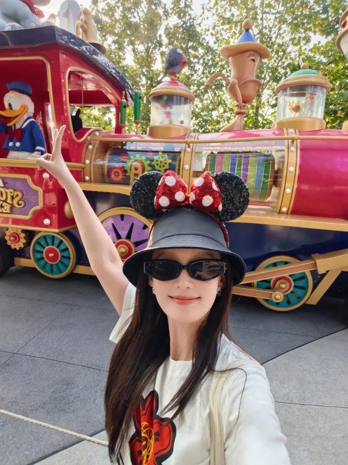 李沁这组“闯入童话世界”的氛围也太绝了吧！🧚‍♀️ 灵动又温柔，完全像从童话书