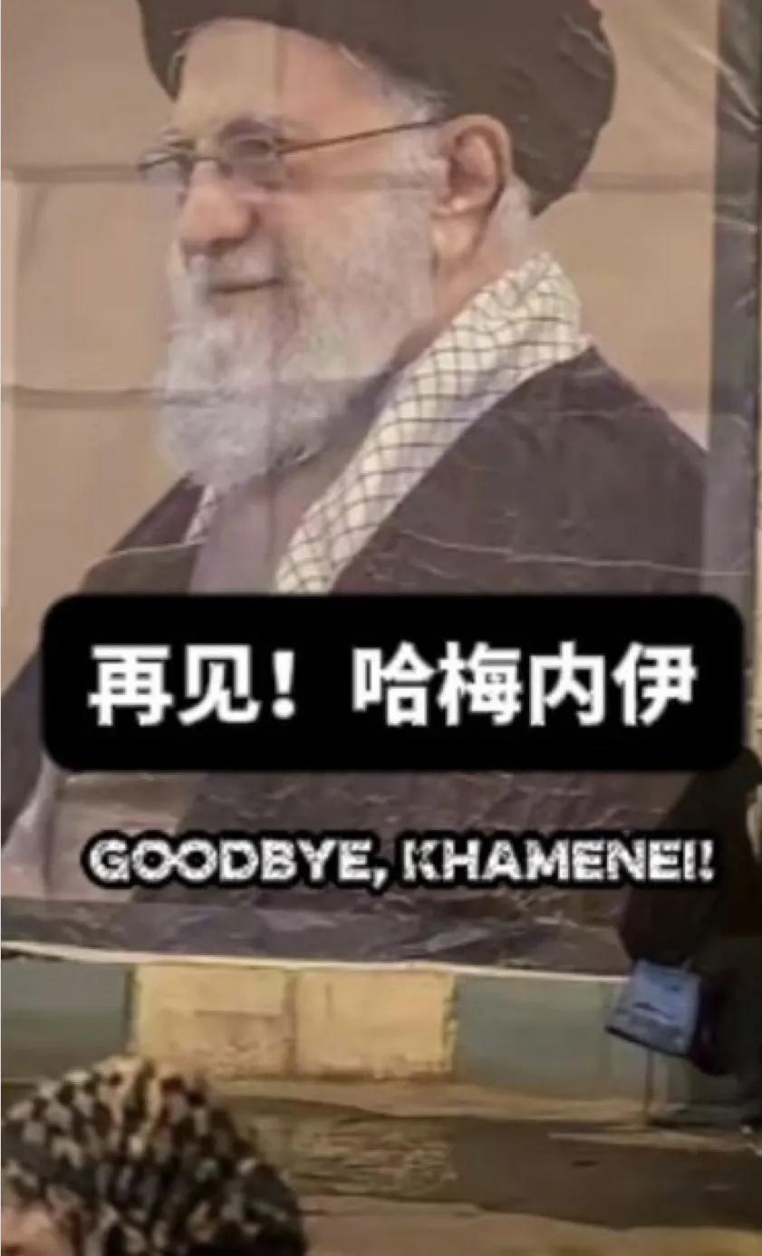 1979年，伊朗暴徒冲进美国大使馆，绑架66名美国外交官和公民当人质。起初66人