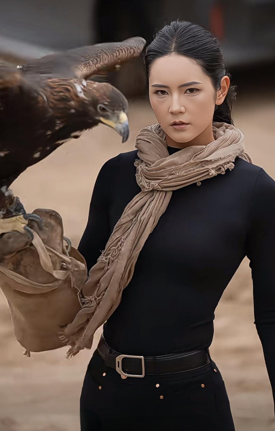 看看气质女神的穿着搭配吧驯鹰女郎，目光似鹰🦅！